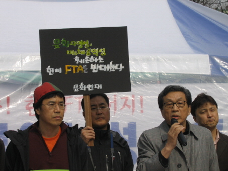 '시청각미디어공대위' 발족식에서 발언하는 전규찬 교수(왼쪽), 김영호 언론개혁시민연대 공동대표 